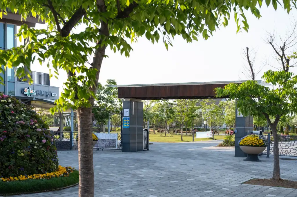 上海门店水晶字与钛金字选型指南：材质特性与视觉效果对比分析