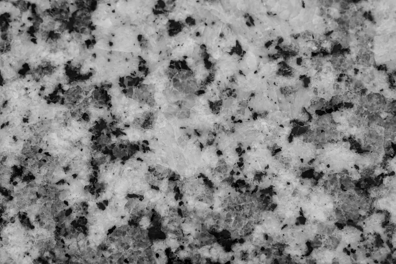 上海广告字制作工艺对比：水晶字与钛金字的选材差异及适用场景分析