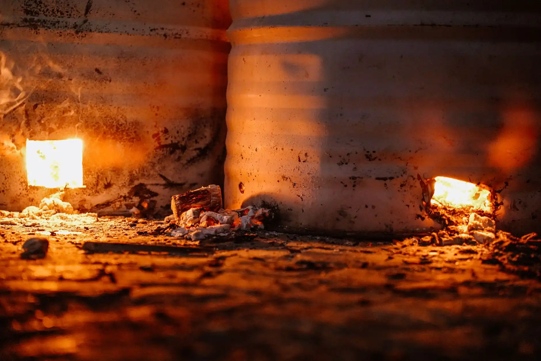 上海门店招牌选材指南：水晶字与钛金字耐久性对比分析