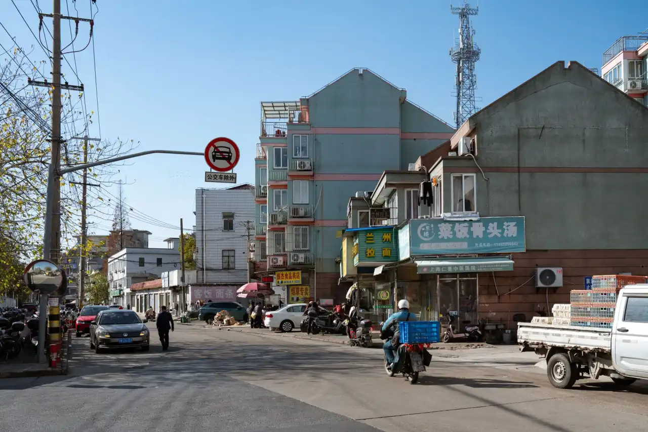 上海门店广告字选材指南：水晶字与钛金字工艺差异及适用场景正文配图 1