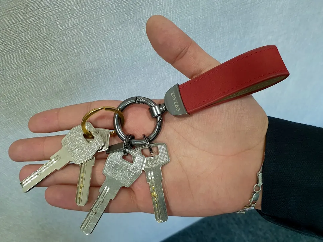 水晶字与亚克力字工艺差异解析：门店招牌选型的技术参考指南
