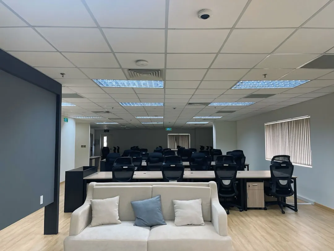 上海广告字制作工艺对比：水晶字与钛金字的选材差异及适用场景分析