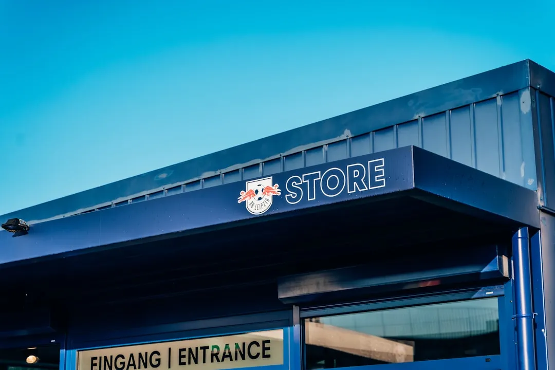 烤漆字与钛金字耐候性对比：户外门店标识选材指南正文配图 2