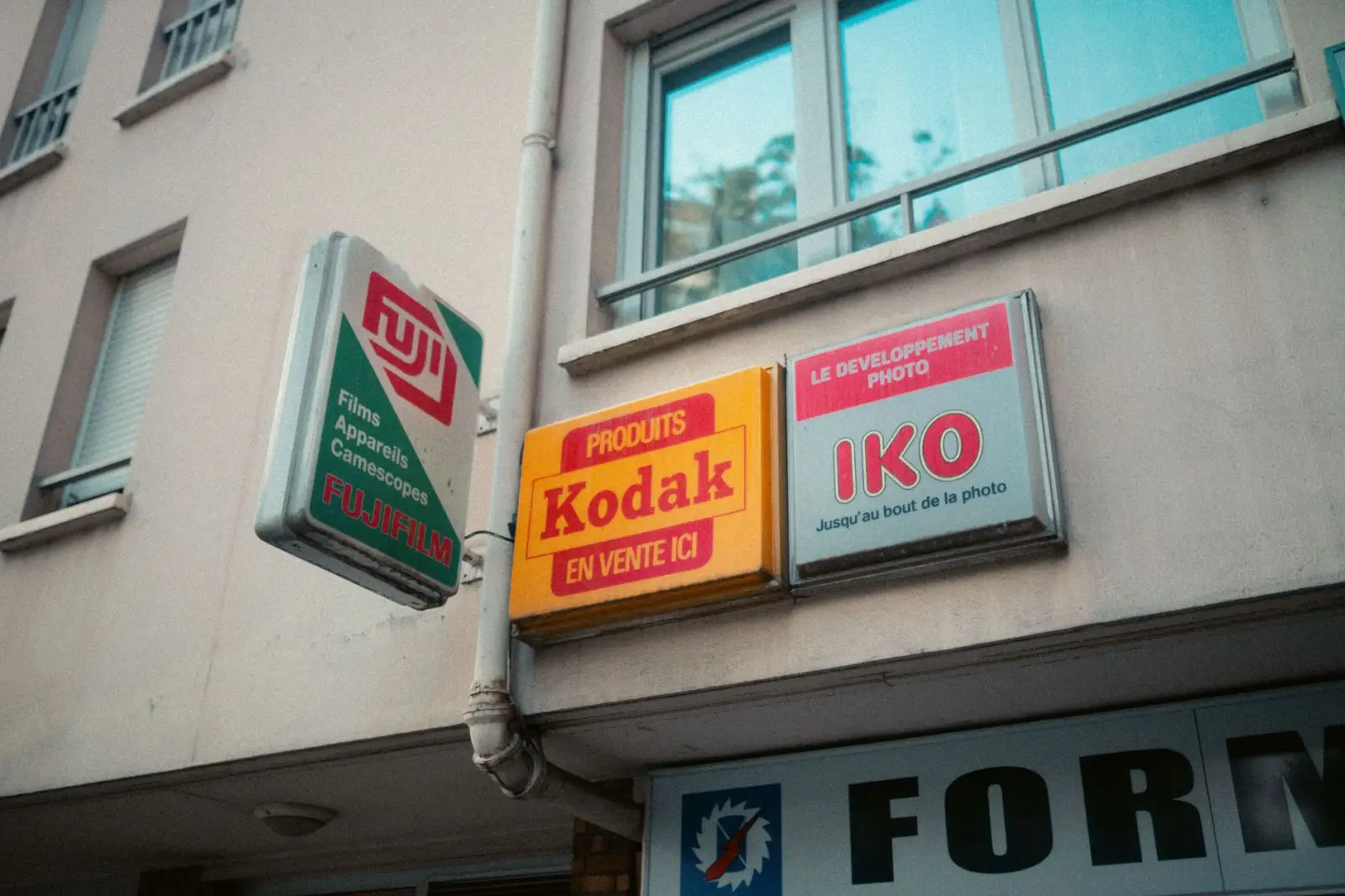 亚克力字与烤漆字表面处理工艺详解：门店标识耐候性提升方案正文配图 1