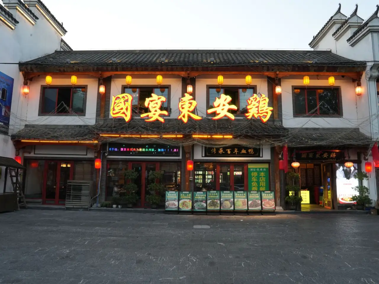 亚克力字与水晶字在品牌门店应用中的工艺差异与选型要点