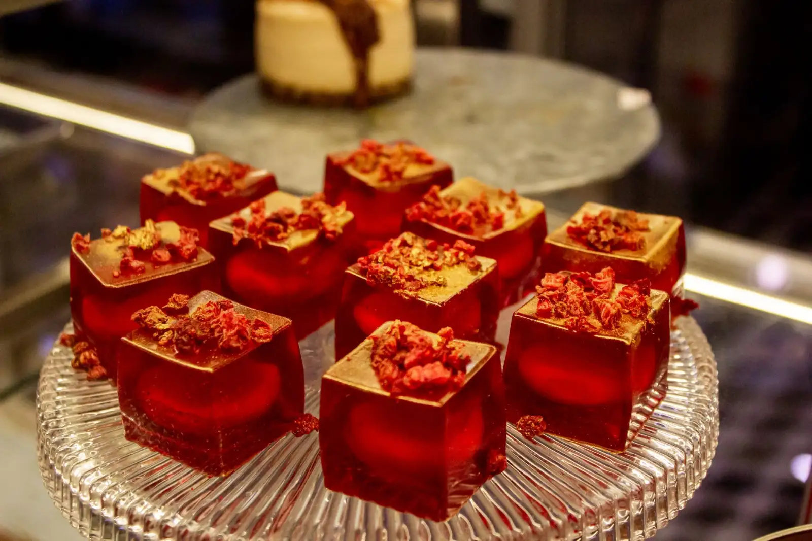 水晶字与亚克力字工艺对比：上海门店标识选材的实用参考指南