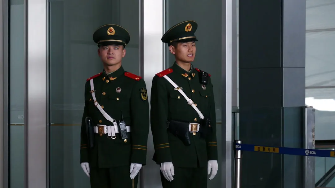 上海门头广告字材质选型指南：水晶字与钛金字对比分析