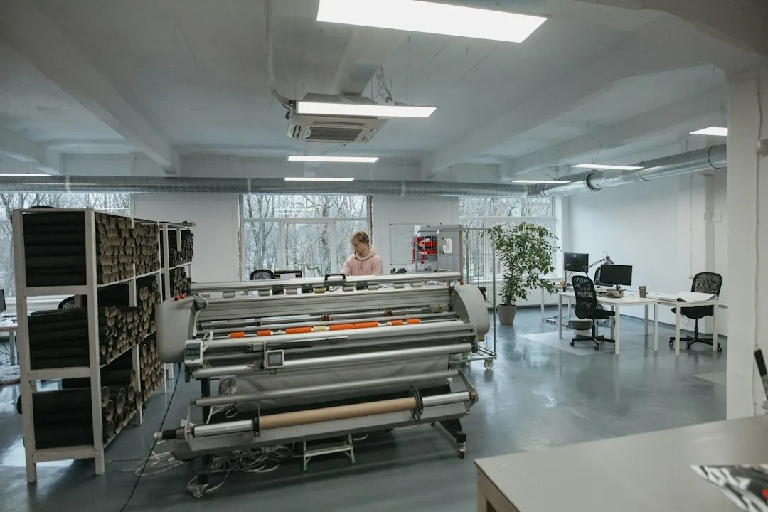 水晶字与亚克力字在门店标识应用中的材质特性与选型分析