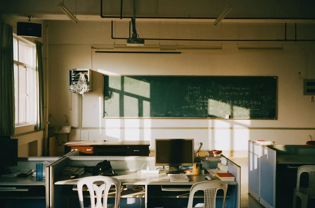 水晶字与钛金字有什么区别？上海门店招牌选材深度解析