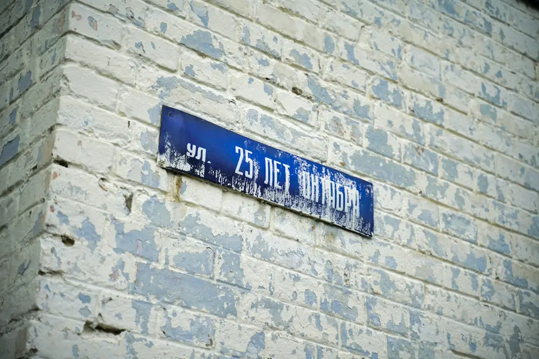 水晶字与钛金字工艺解析：上海广告字制作中的材料选择与视觉效果对比正文配图 2