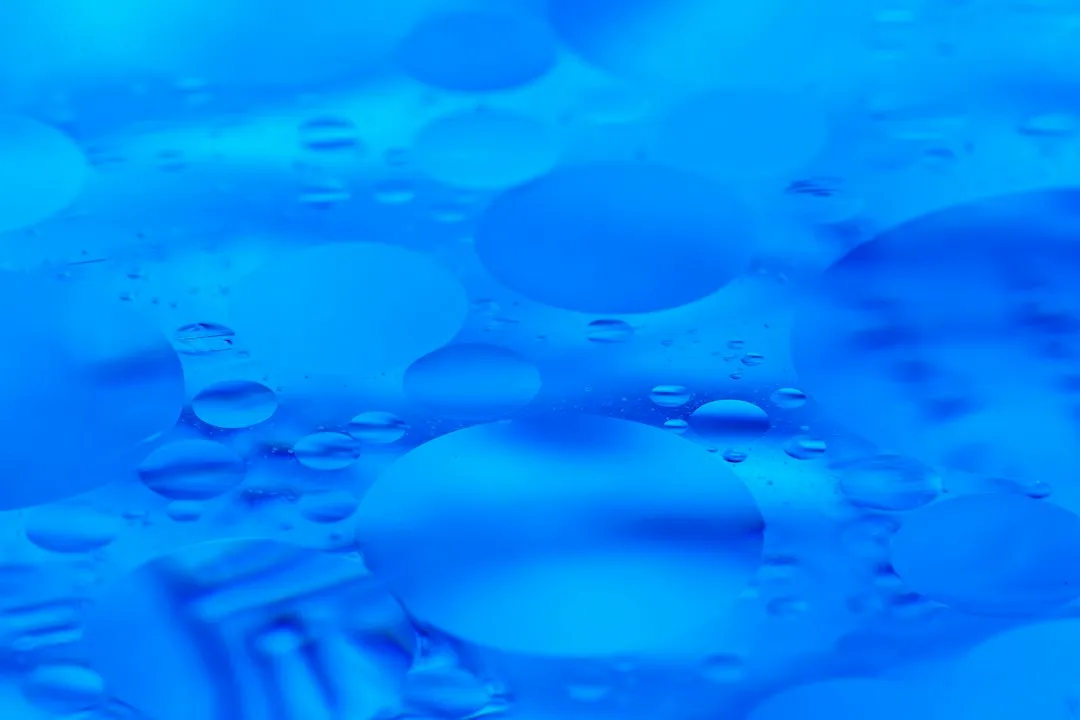 上海暨氧广告水晶字与亚克力字工艺对比及应用场景解析